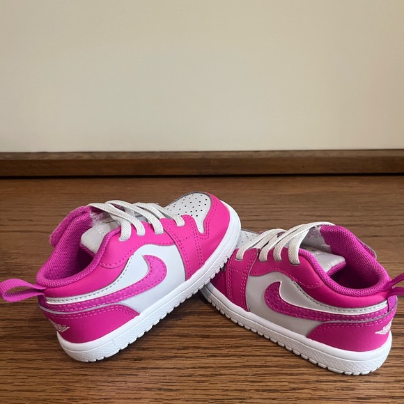 Nike Air Jordan 1 Low Pink and White Sneakers in Excellent Condition - Picture 4 of 12